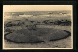 Foto-AK Sandplastik, Soldat Liegt Bäuchlings Am Strand  - Sculptures