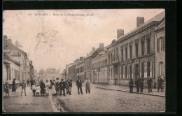 CPA Bohain, Rue De La République, Vue De La Rue  - Sonstige & Ohne Zuordnung