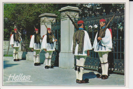 Hellas Grèce Evzones (Soldats D'élites) Montent La Garde Devant Le Palais Présidentiel. Presidential Guards CM 2 - Griechenland