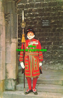 R575096 Beefeater. Tower Of London - Sonstige & Ohne Zuordnung