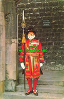 R575123 A Beefeater. Tower Of London - Autres & Non Classés