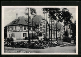 AK Grafenwöhr, Gebäudeansicht, Soldaten Machen Rast Auf Einer Wiese  - Grafenwoehr