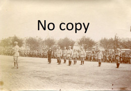 PHOTO FRANCAISE - UNE REVUE D'INFANTERIE PLACE CARNOT A CREIL OISE - GUERRE 1914 1918 - Oorlog, Militair