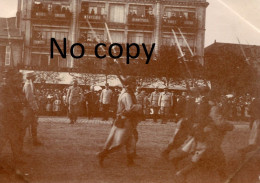 PHOTO FRANCAISE - UNE REVUE D'INFANTERIE PLACE CARNOT A CREIL OISE - GUERRE 1914 1918 - Krieg, Militär