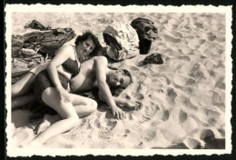 Fotografie Bademode, Frau Im Bikini & Mann In Badehose Am Strand  - Sonstige & Ohne Zuordnung