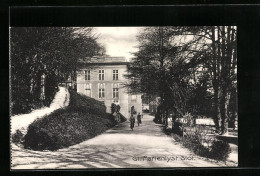 AK Marienlyst, Radfahrer Am Marienlyster Schloss  - Denemarken