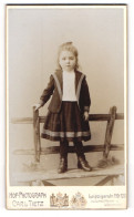 Fotografie Carl Tietz, Berlin, Leipzigerstr. 119-120, Kleines Mädchen In Modischer Kleidung  - Personnes Anonymes