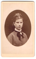 Fotografie Chr. Beitz, Arnstadt, Junge Dame Mit Flechtfrisur Und Amulett  - Anonymous Persons