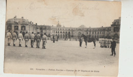 Versailles  78  Carte Circulée Des Petites Ecuries _Caserne Du 1er Regiment De Genis Tres Tres Animée - Versailles