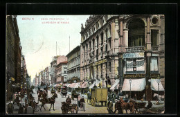 AK Berlin, Blick In Die Friedrichstrasse Ecke Leipzigerstrasse Mit Geschäften, Pferdekutsche  - Mitte