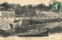 56 / CPA / HENNEBONT / Les Quais /  A L'arriere Plan , La Vieille Ville - Hennebont