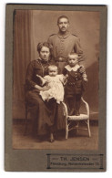 Fotografie Th. Jensen, Flensburg, Norderhofenden 15, Soldat In Uniform Im Kreise Seiner Familie  - Anonymous Persons