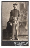 Fotografie Wilh. Merx, München, Dachauerstrasse 19, Soldat Mit Portepee An Seiner Hiebwaffe In Uniform  - Anonymous Persons