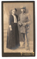 Fotografie Ludwig Mertens, Rendsburg, Am Gymnasium, Soldat Mit Säbel In Uniform Nebst Gattin  - Personnes Anonymes