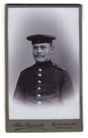 Fotografie Alex Osswald, Ludwigsburg, Karlsplatz, Lächelnder Soldat In Uniform  - Anonyme Personen