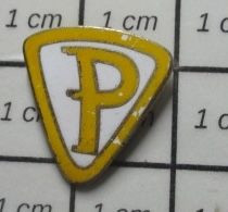 516B Pin's Pins / Beau Et Rare / AUTRES / LETTRE P MAJUSCULE JAUNE DANS UN TRIANGLE - Altri & Non Classificati