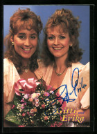 AK Musiker Gitti Und Erika Mit Blumenstrauss Und Ketten, Autograph  - Musique Et Musiciens