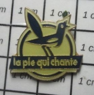 1319 Pin's Pins / Beau Et Rare / ALIMENTATION / LA PIE QUI CHANTE OISEAU BONBONS - Levensmiddelen