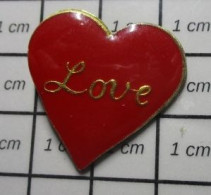 620 Pin's Pins / Beau Et Rare / AUTRES / COEUR ROUGE LOVE - Andere & Zonder Classificatie