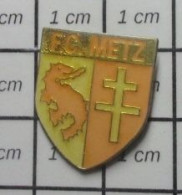 1016A Pin's Pins / Beau Et Rare / SPORTS / CLUB FOOTBALL FC METZ - Football