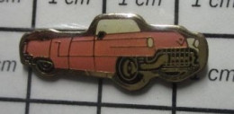 211c Pin's Pins / Beau Et Rare / AUTOMOBILES / VOITURE AMERICAINE ROSE ANNEES 50 - Sonstige & Ohne Zuordnung