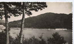 63077 01 05#3+15 - LE LAC CHAMBON - PERSPECTIVE SUR LA PLAGE - PÊCHE ET SPORTS NAUTIQUES - Sonstige & Ohne Zuordnung