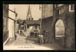 AK Monthey, Strassenpartie Mit Tor Und Blick Zum Kirchturm  - Monthey