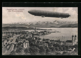 Künstler-AK Eugen Felle: Friedrichshafen, Zeppelin über Der Stadt  - Aeronaves