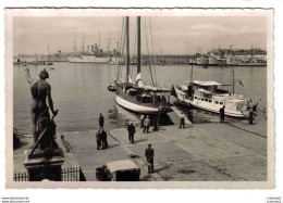 83 TOULON N°12333 Quai Cronstadt La Rade Navires De Guerre VOIR 3 ZOOMS Cabriolet Marque ? Yacht Voilier Statue VOIR DOS - Toulon