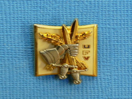 1 PIN'S /  ** INSIGNE " U.F.V. " UNITÉ FRANÇAISE DE VÉRIFICATION ** . (Arthus Bertrand Paris) - Militaria