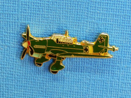 1 PIN'S /  ** AVION ALLEMAND / JUNKERS Ju87 STUKA / 2ème GUERRE MONDIALE ** . (J.Y. Ségalen Collection) - Aerei