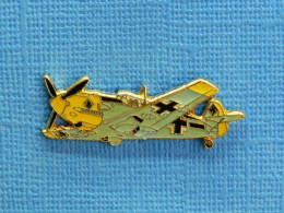 1 PIN'S /  ** AVION ALLEMAND / MESSERSCHMITT Bf 109 / 2ème GUERRE MONDIALE ** . (J.Y. Ségalen Collection) - Vliegtuigen