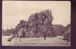 56 - LA ROCHE-BERNARD - LA ROCHE A L'ENTREE DU PORT - ANIMEE -  - La Roche-Bernard