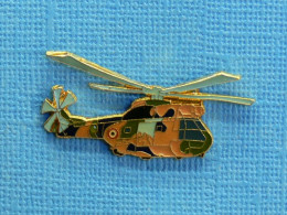 1 PIN'S /  ** HÉLICOPTÈRE " SA330 PUMA " ALAT / CAMOUFLAGE EUROPE NOIR-VERT-TERRE ** . (J.Y. Ségalen Collection) - Militari