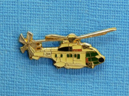 1 PIN'S /  ** HÉLICOPTÈRE AÉROSPATIALE " AS332 SUPER PUMA " ** . (J.Y. Ségalen Collection) - Militaria