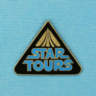 1 PIN'S /  ** STAR TOURS / LA GUERRE DES ÉTOILES \ STAR WARS ** . (©DISNEY) - Cinéma