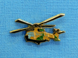 1 PIN'S /  ** HÉLICOPTÈRE " AS332 SUPER PUMA " ALAT / CAMOUFLAGE EUROPE NOIR-VERT-TERRE ** . (J.Y. Ségalen Collection) - Militari