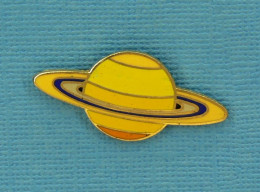 1 PIN'S /  ** PLANÈTE GEANTE " SATURNE " **. (Démons & Merveilles) - Altri & Non Classificati