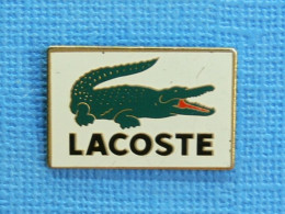 1 PIN'S /  ** " LACOSTE " LE CROCODILE / MARQUE FONDÉE EN 1933 ** - Trademarks