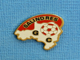 1 PIN'S /  ** GC SALINDRES / GAÎTÉ CLUB SALINDROIS / GARD / OCCITANIE ** - Calcio