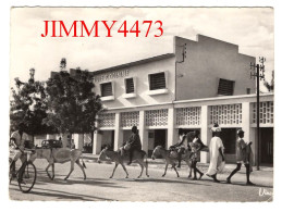 NIAMEY NIGER En 1967 - Circulation En Ville ( Rue Bien Animée ) Edit. VINCENT Dakar - Níger