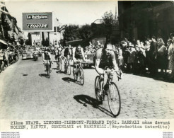 TOUR DE FRANCE 1952 BARTALI DEVANT GEMINIANI ET MARINELLI 21ème ETAPE PHOTO DE PRESSE ARGENTIQUE FORMAT 20 X 15 CM - Sports