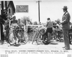 TOUR DE FRANCE 1952 MIRANDO RUIZ ET HERTOG  PASSAGE A NIVEAU 21ème ETAPE PHOTO DE PRESSE ARGENTIQUE FORMAT 20 X 15 CM - Sports