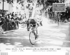 TOUR DE FRANCE 1952 REMY GAGNE A AIX 13ème ETAPE PHOTO DE PRESSE ARGENTIQUE FORMAT 20 X 15 CM - Sports