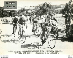 TOUR DE FRANCE 1952 DECAUX RENAUD VIVIER ET VAN EST 20ème ETAPE PHOTO DE PRESSE ARGENTIQUE FORMAT 20 X 15 CM - Sports