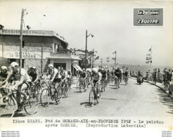 TOUR DE FRANCE 1952 LE PELOTON APRES CANNES 13ème ETAPE PHOTO DE PRESSE ARGENTIQUE FORMAT 20 X 15 CM - Sports