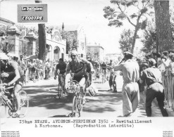 TOUR DE FRANCE 1952 RAVITAILLEMENT A NARBONNE 15ème ETAPE PHOTO DE PRESSE ARGENTIQUE FORMAT 20 X 15 CM - Sports