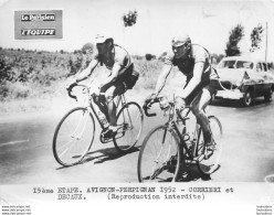 TOUR DE FRANCE 1952 CORRIERI ET DECAUX 15ème ETAPE PHOTO DE PRESSE ARGENTIQUE FORMAT 20 X 15 CM - Sports