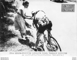 TOUR DE FRANCE 1952 BERNARD GAUTHIER SE RAVITAILLE  9ème ETAPE PHOTO DE PRESSE ARGENTIQUE FORMAT 20 X 15 CM - Sports