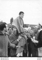 BERNARD GUYOT VAINQUEUR DE LA  COURSE DE LA PAIX 1966  PHOTO DE PRESSE ORIGINALE 24 X 18 CM - Sports